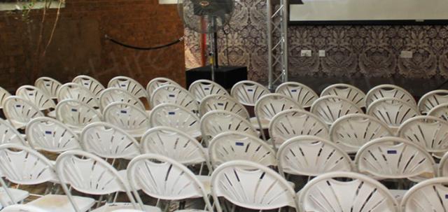 https://d1hcs5uofxldvl.cloudfront.net/chair-hire/article_additional/presentation-in-the-city6/presentation-in-the-city6-740x350.jpg - Folding chairs lined up before the presentation.